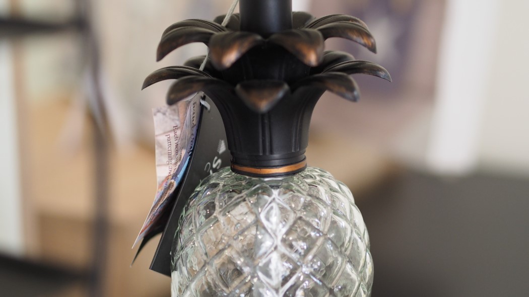 Bíločerná stolní lampa